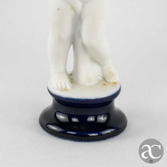 Figura de menino em Biscuit, base em azul-cobalto