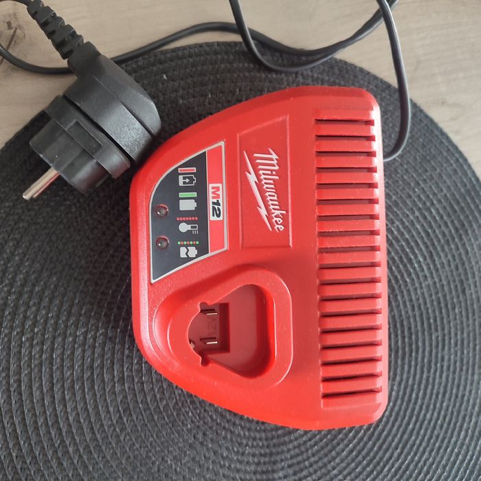 Ładowarka Milwaukee  M12