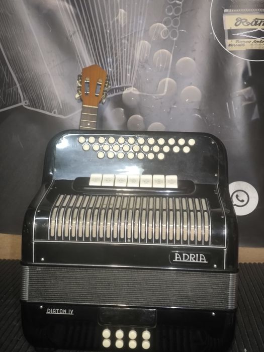 Concertina Adria a 4 vós está nova em lá Sustenido