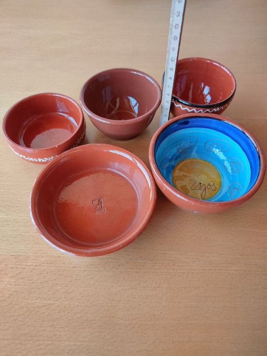 Conjunto de loiça antiga em cerâmica.