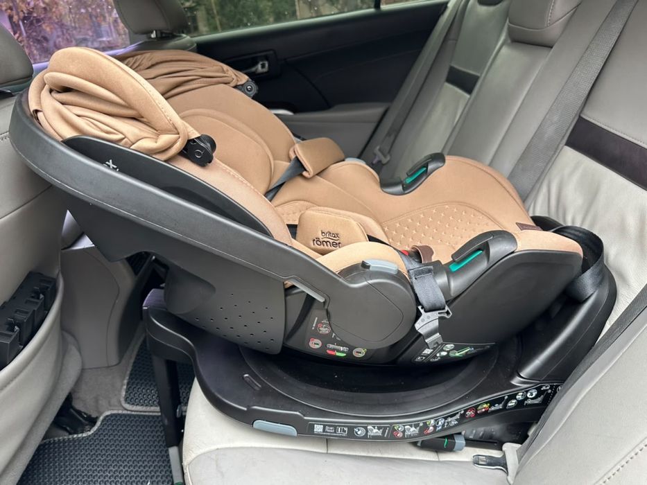 автокрісло преміум-серії LUX від Britax Römer ( Warm Caramel)