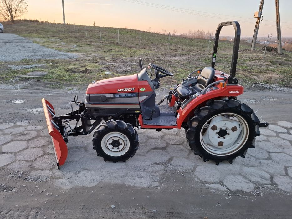 Traktorek japoński 4x4 Mitsubishi MT 201 z pługiem do śniegu  rewers