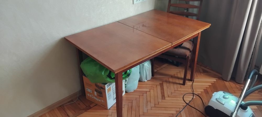 Стол письменный.