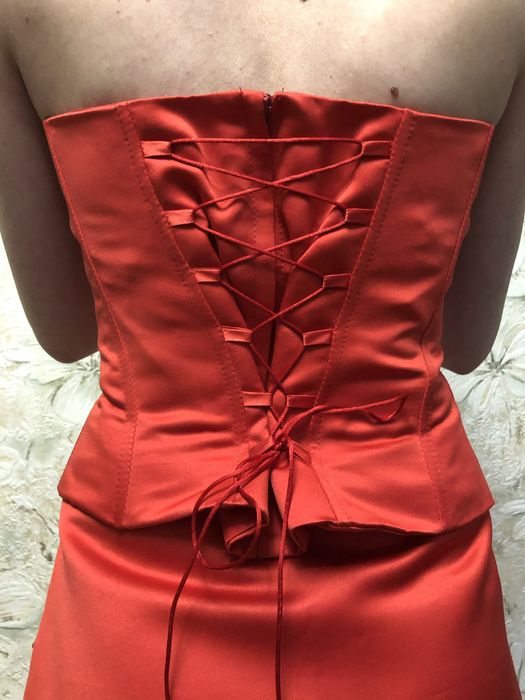 Платье подружки невесты. Красный костюм для дружки.