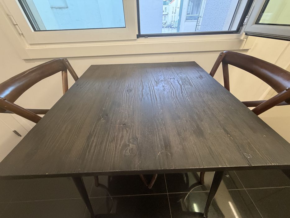Mesa 80x80 em madeira de qualidade e pés de alumínio