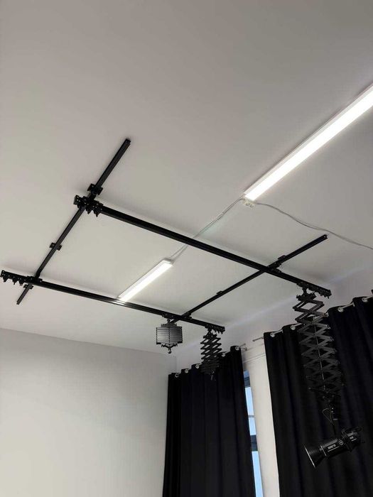 Sufitowy system zawieszania lamp FreePower - 4 Pantografy