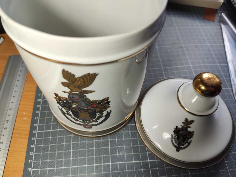 Porcelana com brasão da Escola Prática de Engenharia