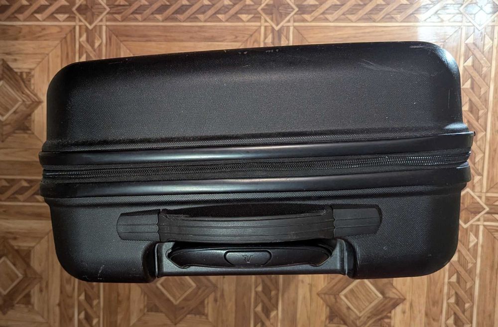 Валіза Roncato Sunlite ручна поклажа 41 л Чорна (413043/01)