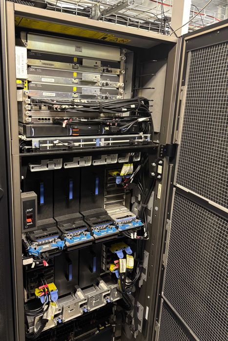 Величезний супер комп'ютер\сервер IBM POWER 795