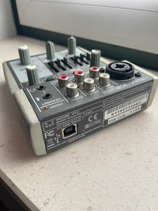Interface de Áudio USB - Behringer Xenyx 302USB
