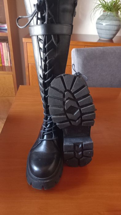 Vendo botas n.38 ,cano alto 12€.  Sapatilhas n .39 ,8€