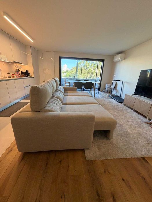 Sofá de 3 lugares com chaise longue – Como novo (4 meses de uso)