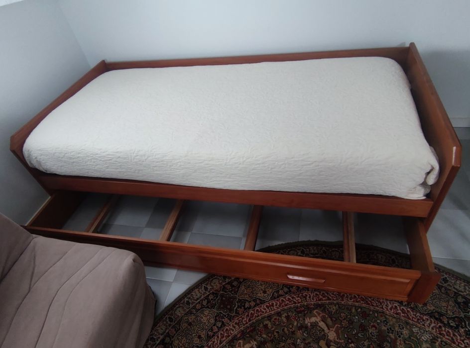 Vendo cama dupla de solteiro com um estrado e um colchão