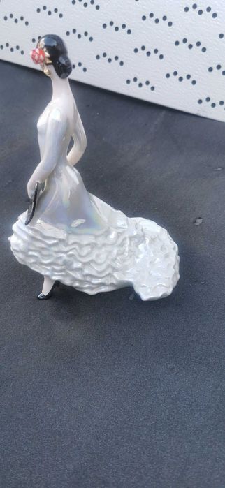 Figurka Porcelanowa Tancerki i Pary w strojach ludowych. Cechowane