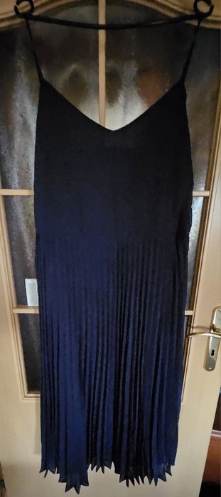 Długa granatowa sukienka na ramiaczkach