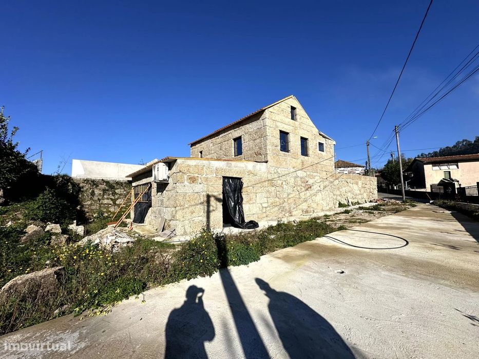 Moradia T2+1 com Terreno de 1.417 m² e Potencial para Piscina – Ordins