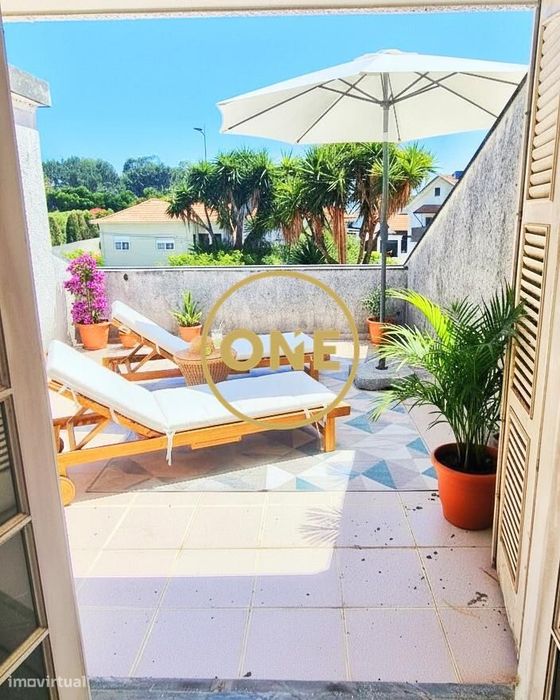 Moradia cheia de charme e potencial, a 450 metros da praia de Salgueir