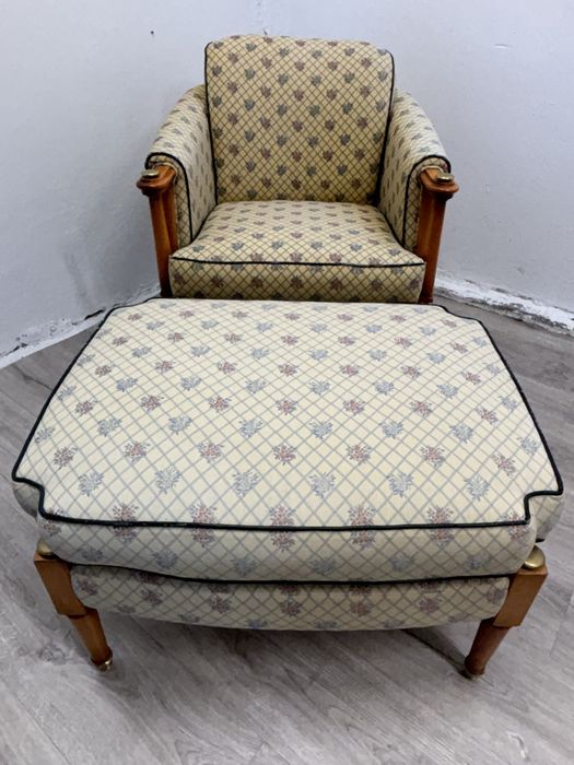 Klasyczny stylowy fotel z dużym podnózkiem vintage