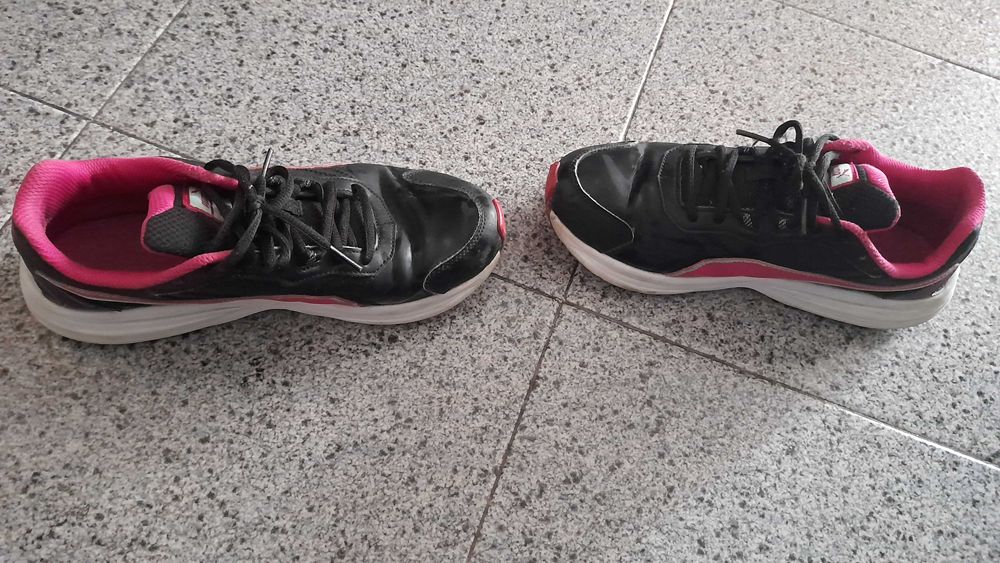 Ténis PUMA pretos e cor de rosa