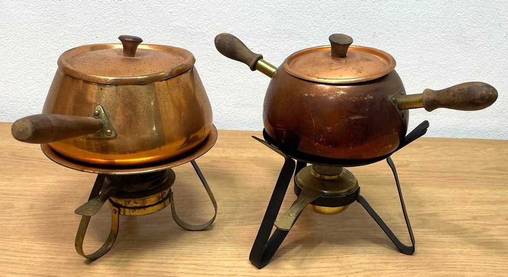 Caçarolas antigas  em cobre, com lamparina