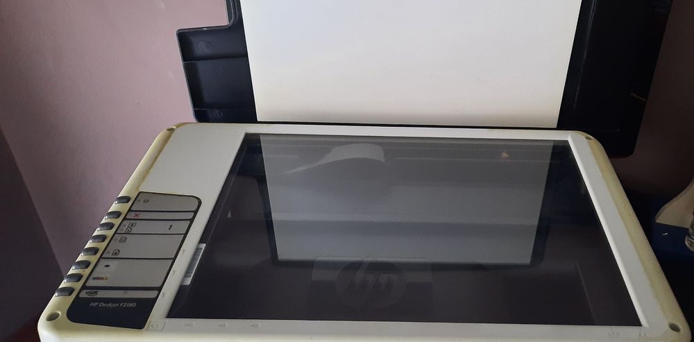 Monitor de computador com impressora e teclado