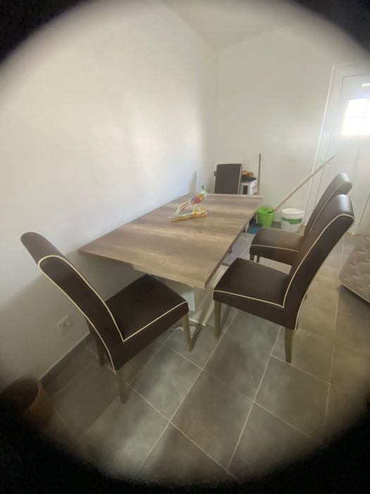Mesa em madeira com 4 cadeiras