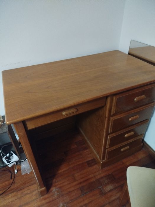 Mesa de escritório com cadeira