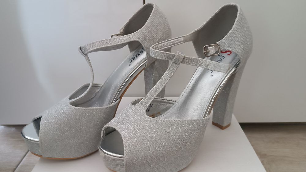 Srebrne sandałki na słupku