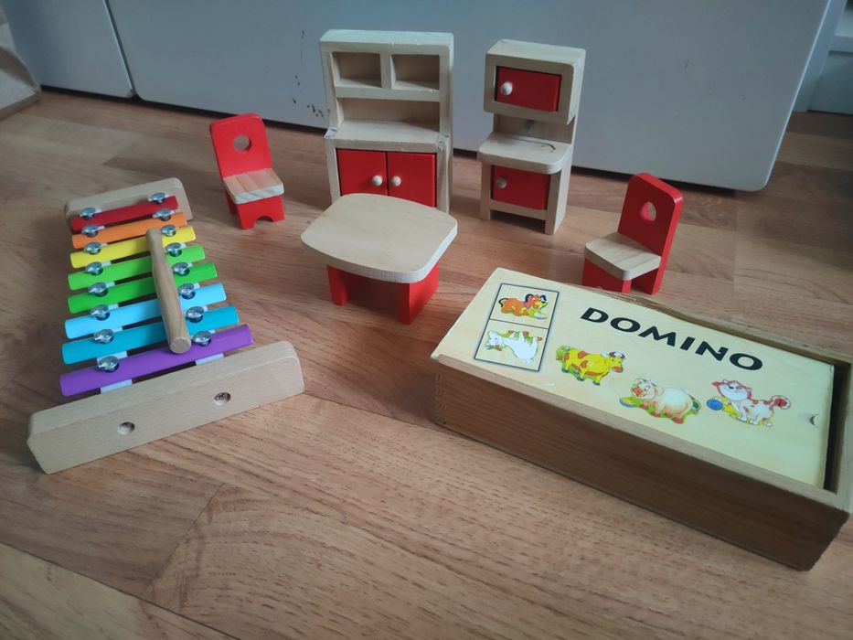 Zabawki drewniane - mebelki, dzwonki, domino