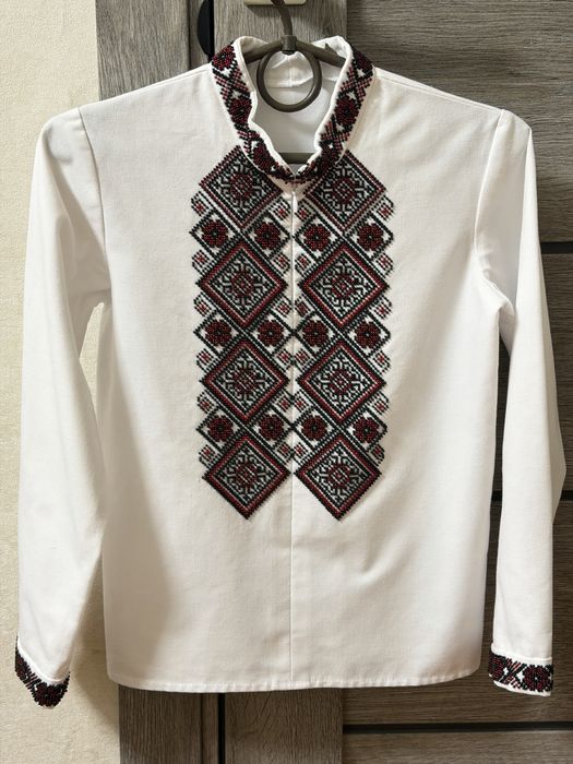Продам вишиванку з бісеру.