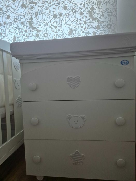 Berço com gaveta+colchão+edredão+contorno+trocador/comoda e banheira.