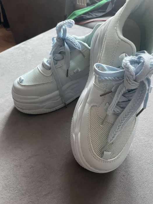 Buty na wysokiej podeszwie
