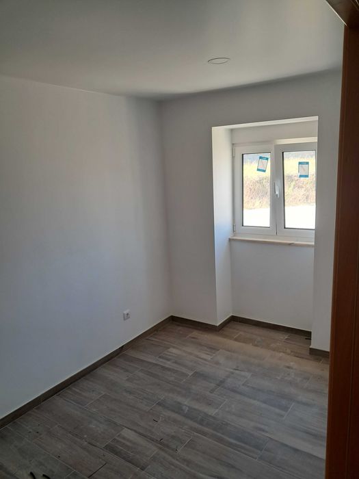 Moradia 2 quartos, 1 wc, 1 sala estar, 1 cozinha. Zona calma