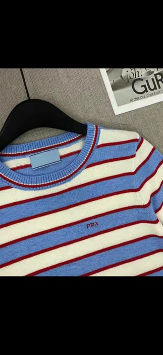 Кофта відомого бренду Prada