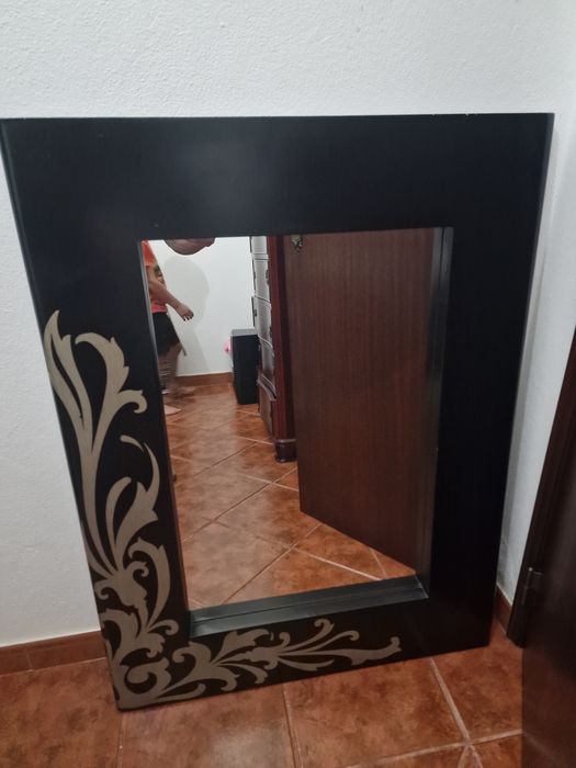 Espelho preto com apontamentos em dourado