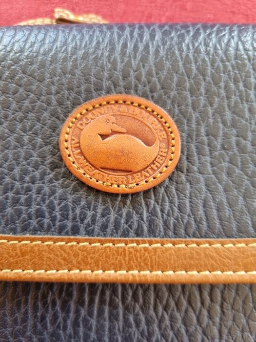 Carteira em pele, marcada.