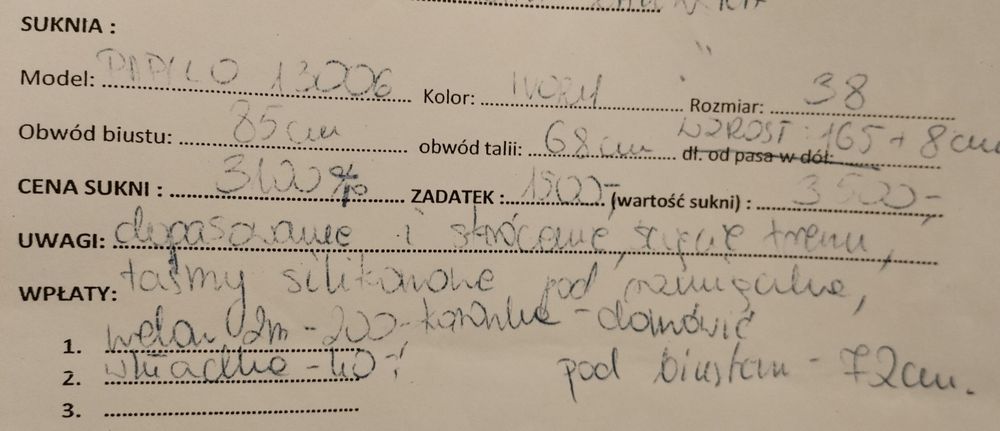 Delikatna prosta suknia ślubna z trenem