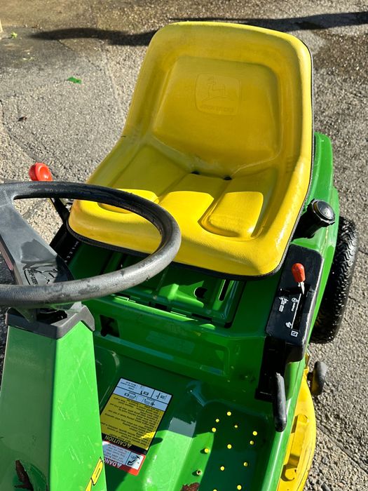 Trator corta relva John Deere com reboque