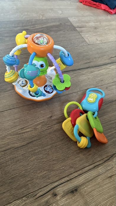 kluczyki zabawkowe do auta i grająca kula