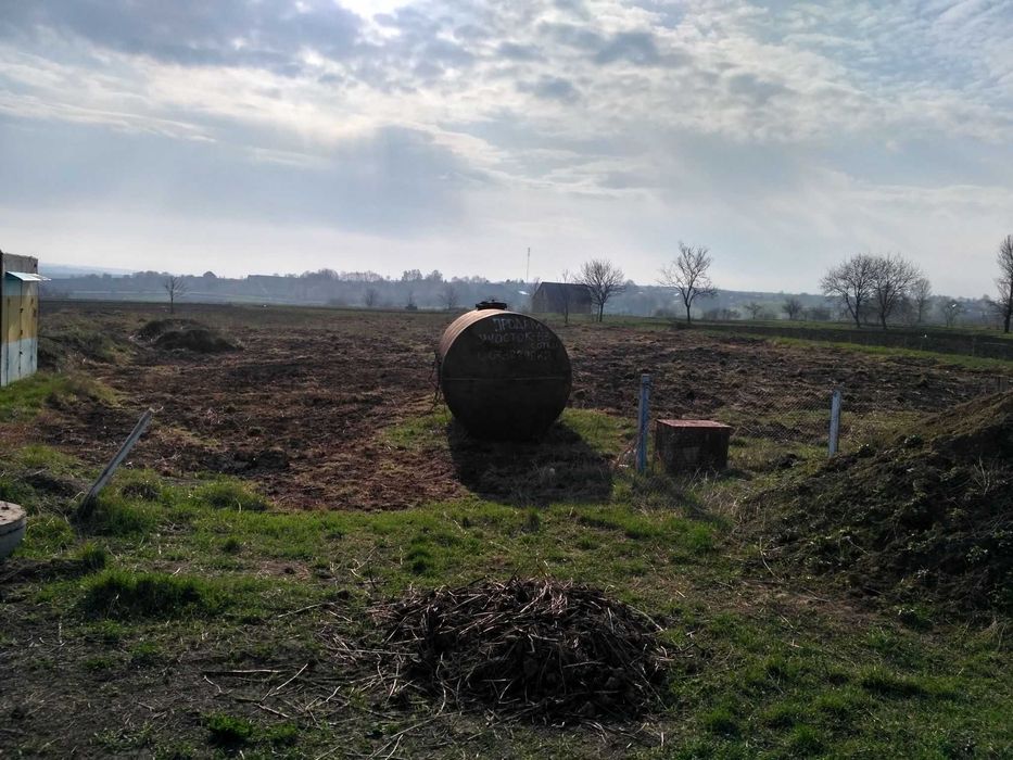 Продається підготовлений майновий комплекс у центрі села Давидківці, неподалік Хмельницького.