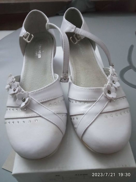Buty białe dla dziewczynki