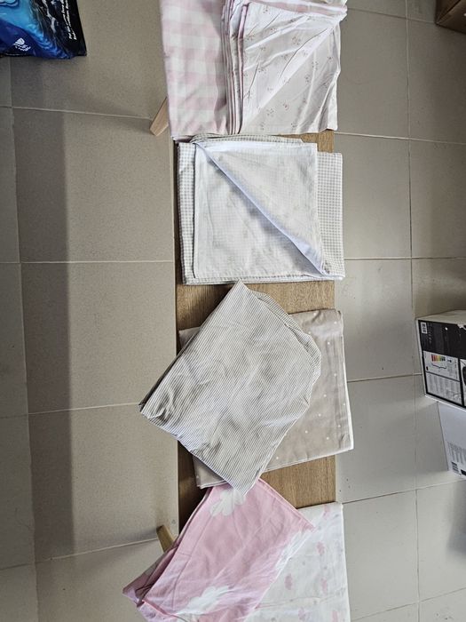 Berço ikea com lençóis e protetores