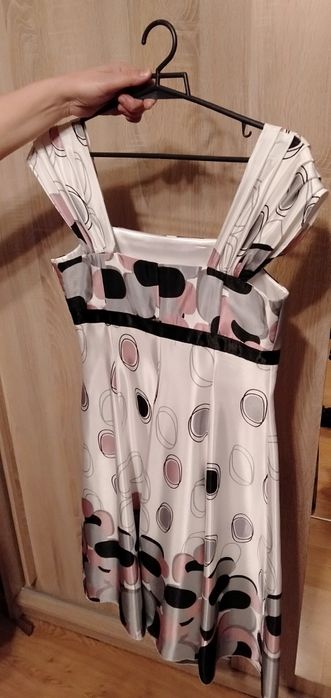 Piękna sukienka imprezowa 38 odcinana pod biustem, śliski materiał