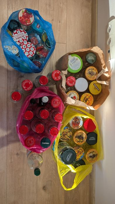 Oddam słoiki duże i małe, wraz z butelkami
