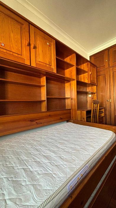 Cama dupla solteiro com estante em madeira e colchão