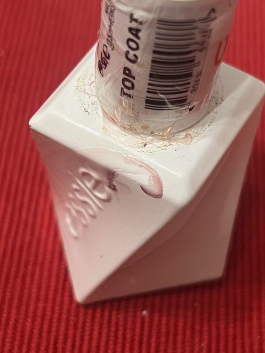 Top coat essie para cores vermelhas ou escuras.