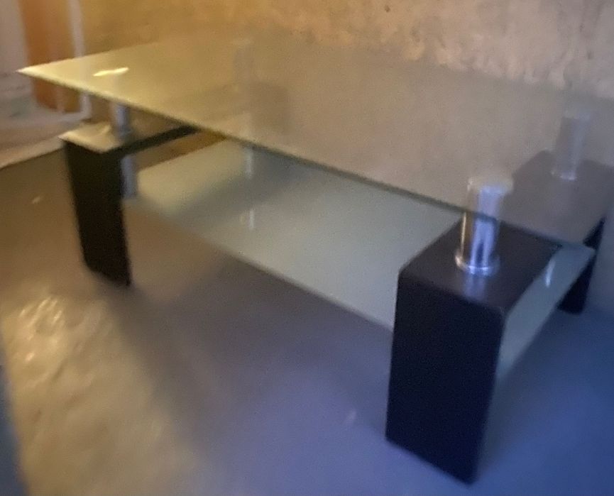 Nowoczesny stół z blatem szklanym