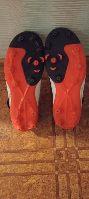 Бутси футбольні.