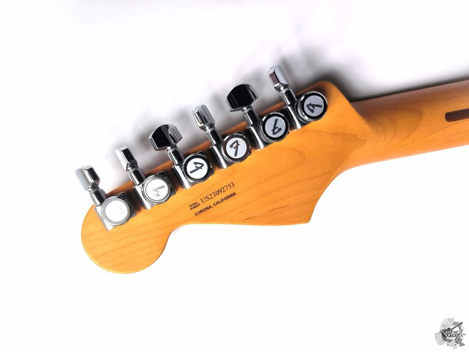 Fender® American Ultra Stratocaster® HSS '2023 Texas Tea w/case