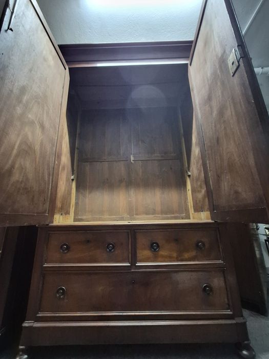 Excecional Guarda-Fatos "Linen Press" William IV em Mogno Maciço .
